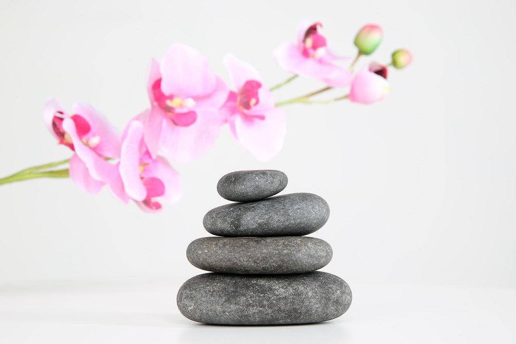 Mains de praticienne realisant un modelage californien sur un dos detendu.